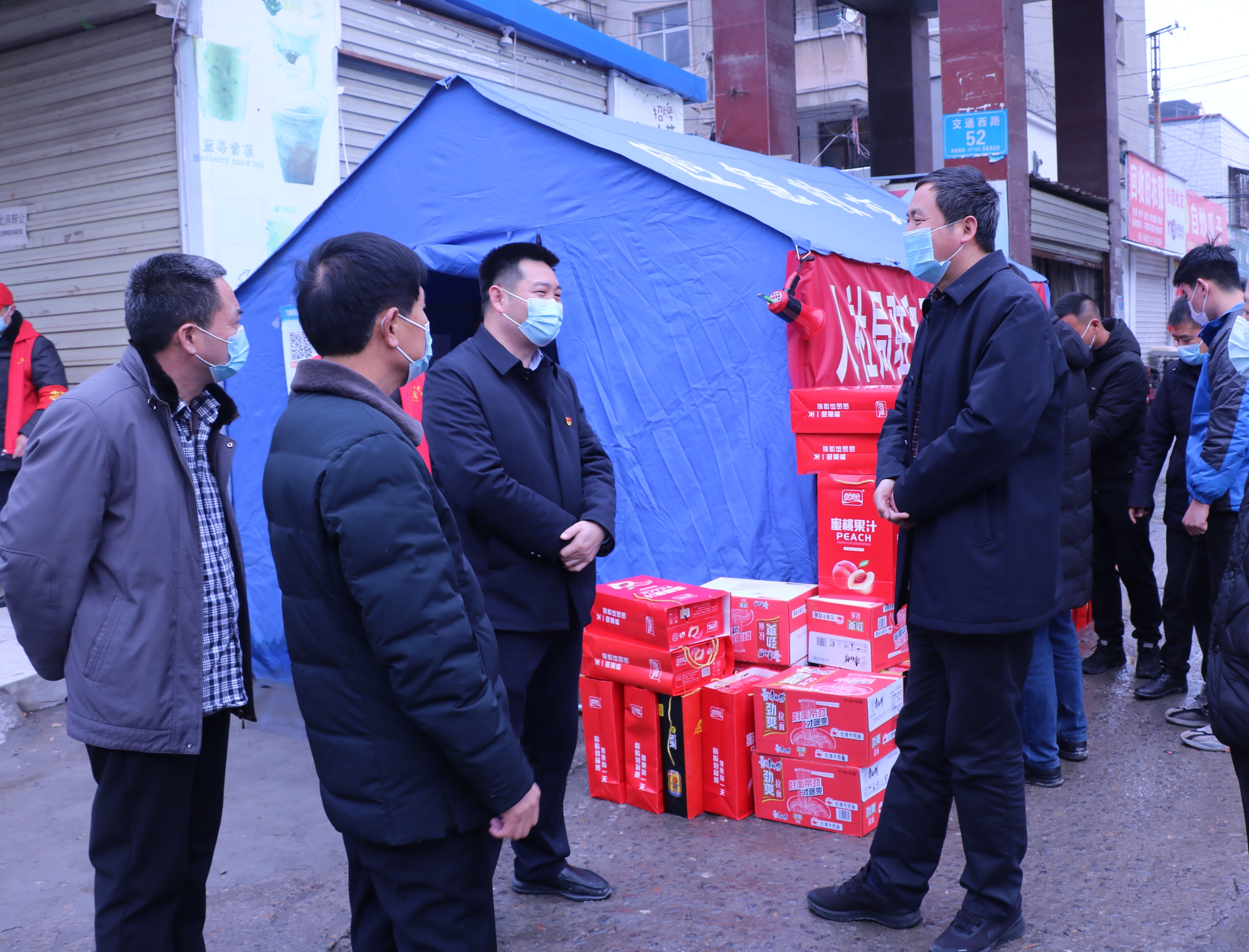 1月27日,大明防水公司的葛俊峰和爱心人士梁三顷 来到郸城县和平社区