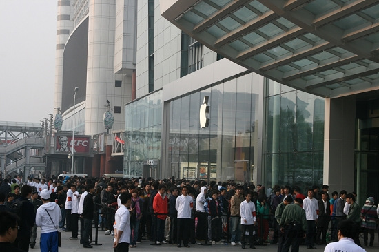 苹果西单大悦城零售店门口排队的人们