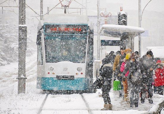 冬季,大连市民在雪中等候202路铛铛车 新华社发(吕文正 摄)