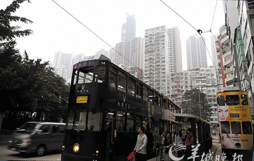 一辆铛铛车停靠在港岛西终点站 新华社记者 黄晓勇 摄