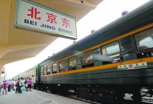 每天下午4点半,从北京站开出的6417次绿皮车都会准时到达北京东站