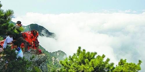 庐山云雾变幻莫测,常常转瞬间便换了模样。