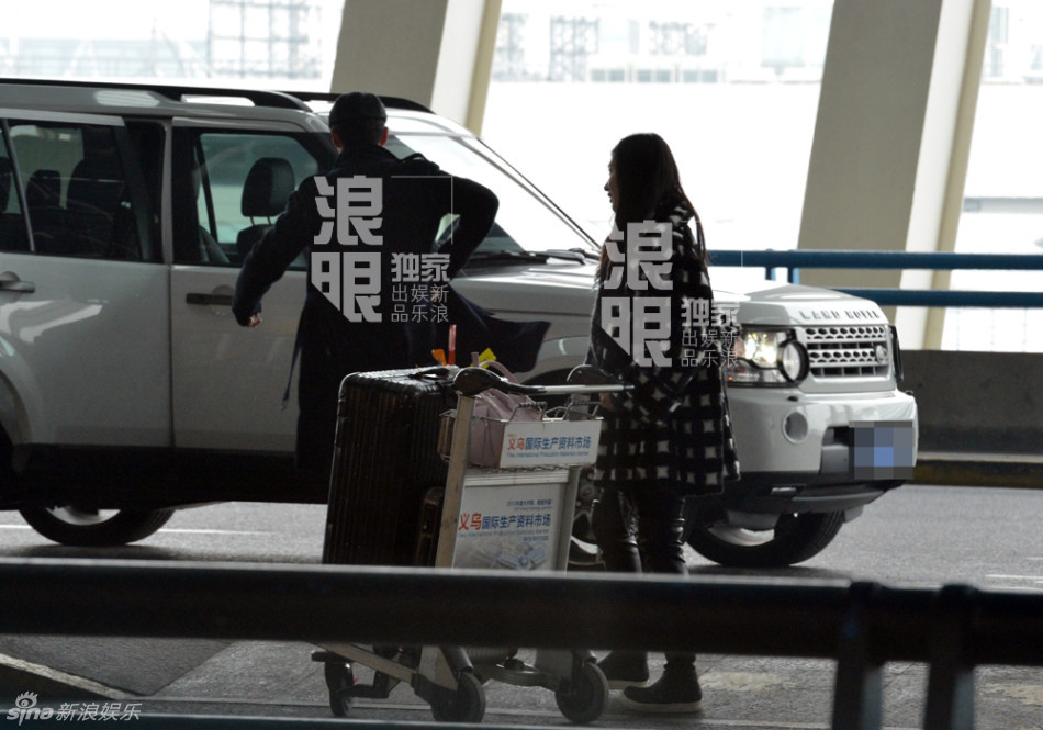 娱乐 近日我们在上海机场外发现胡歌江疏影的身影,二人一同下车,随后